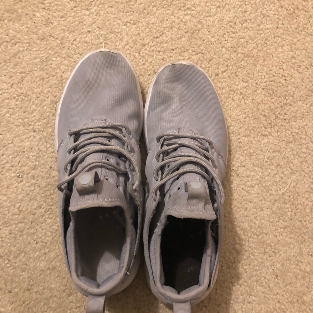 Nike grey roshe
